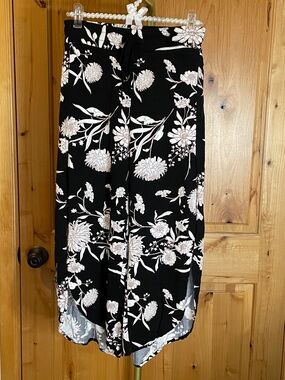 Maurice’s Black Floral side split yoga pants with White and Blush Print size S